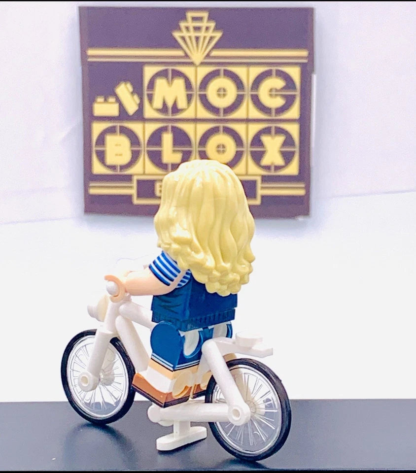 #0983 - Robin Buckley (Scoops Ahoy) w/ Bike